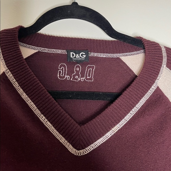 D&G Men's Vintage V-Neck Sweater in Burgundy and Cream - Picture 5 of 10